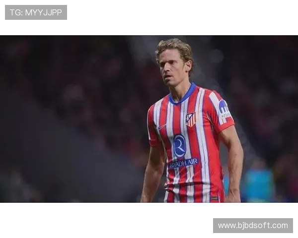 当选马竞队内8月最佳球员,马科斯-略伦特领取奖杯 当选马竞队内8月最佳球员,马科斯-略伦特领取奖杯